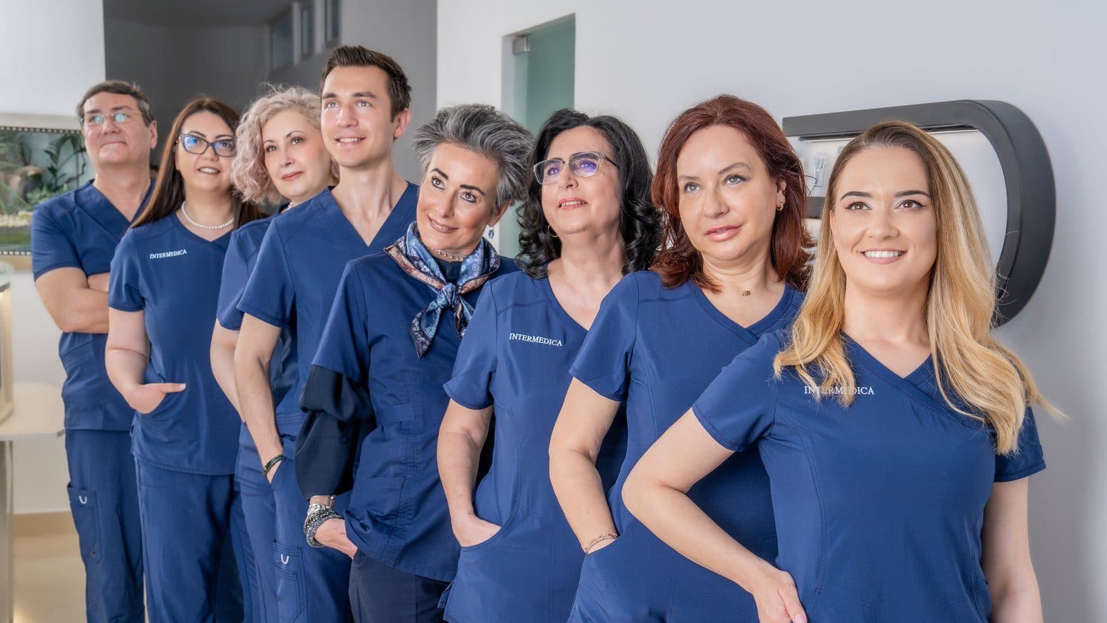 Implant dentar în România pentru diaspora: de câte drumuri ai nevoie și cât timp lași între ele?