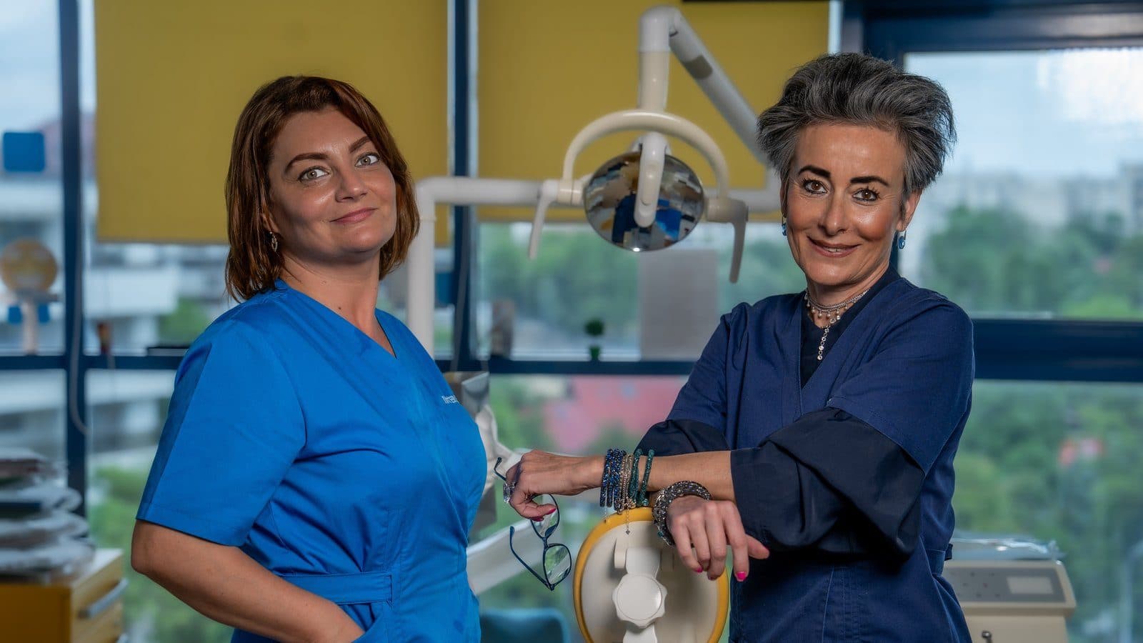 Gingia din jurul implantului s-a umflat și sângerează: e periimplantită și ce se poate face?