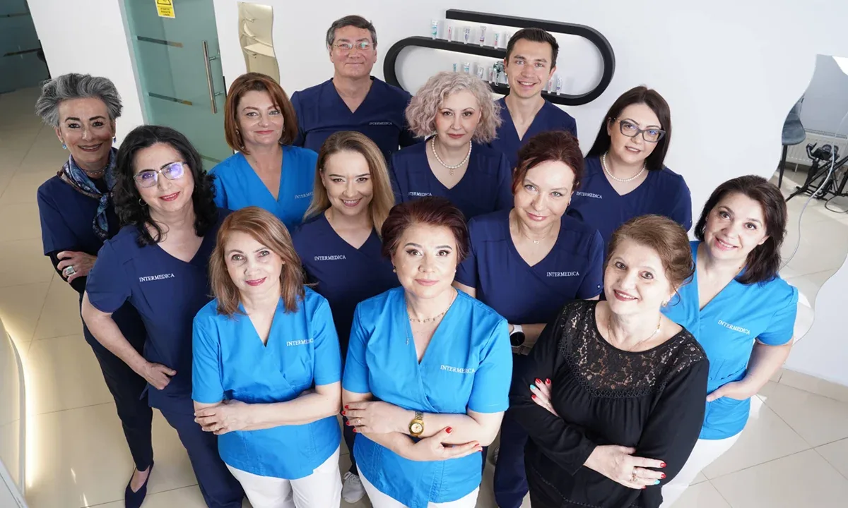 Echipa clinicii Intermedica High Care, fotografiată în clinică, Sector 3, București