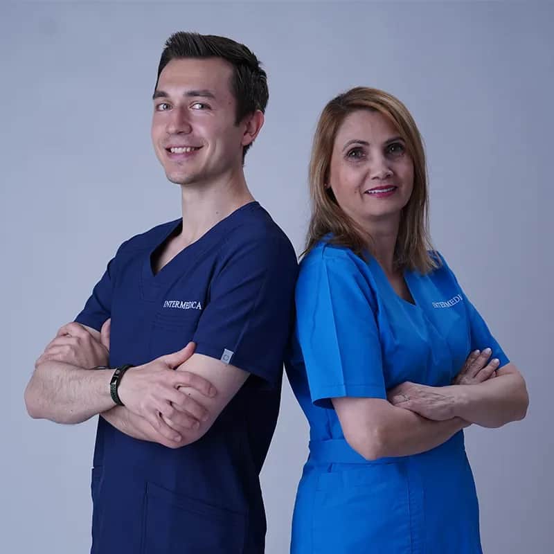 Dr. Grigore Adrian Cosmin, medic specialist ortodont, și asistenta medicală Ioana Ioniță în Cabinetul 4 al clinicii Intermedica High Care, Sector 3, București
